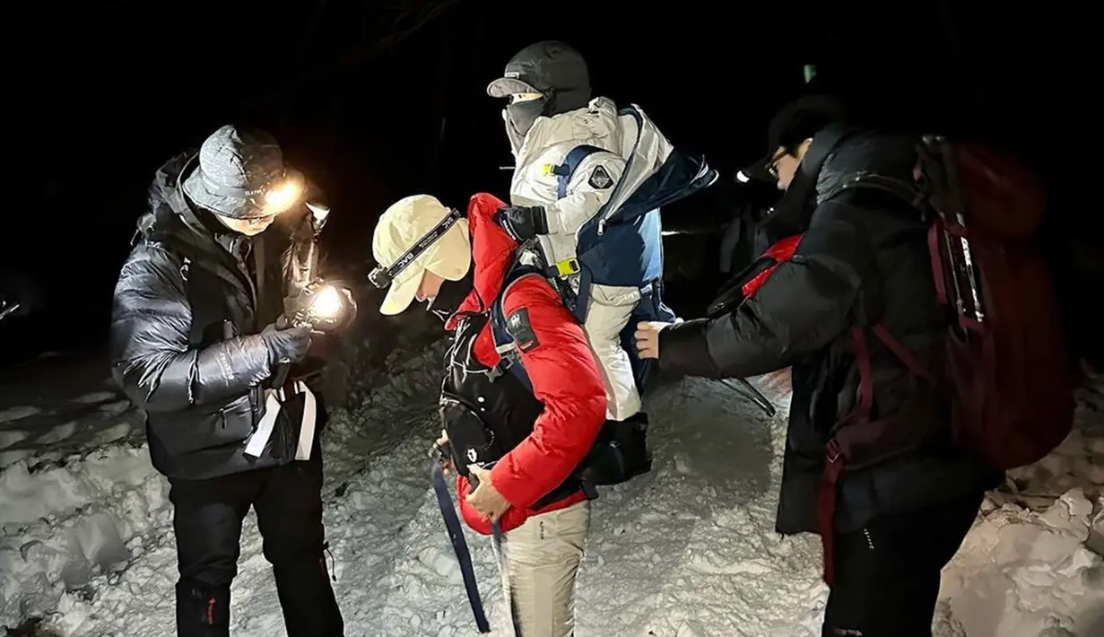 Lee Si Young membagikan momen tersebut di Instagram pribadinya. Ia mengunggah foto dirinya dan putranya di Hallasan, yang merupakan puncak tertinggi di Korea Selatan. Sebelumnya, wanita kelahiran tahun 1982 itu juga sudah pernah menunjukkan kekuatannya saat mendaki sambil menggendong anak di punggungnya pada tahun lalu. (Liputan6.com/IG/@leesiyoung38)