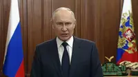 Dalam foto yang diambil dari video ini, Presiden Rusia Vladimir Putin menyampaikan pidato kenegaraannya di Moskow, Rusia, Senin (26/6/2023). (Russian Presidential Press Service via AP)