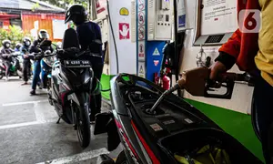 Sejumlah kendaraan mengantri di SPBU kawasan Kuningan, Jakarta, Sabtu (3/9/2022). Pemerintah akhirnya menaikan harga BBM bersubsidi, Adapun harga BBM yang mengalami kenaikan yaitu Pertalite menjadi Rp 10.000 per liter, harga solar menjadi Rp 6.800 per liter dan Pertamax menjadi Rp 14.500 per liter. (Liputan6.com/Faizal Fanani)