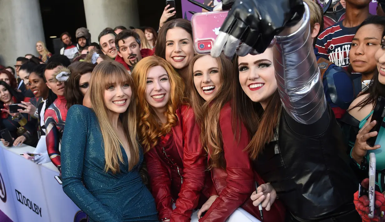 Elizabeth Olsen, pemeran karakter Wanda Maximoff alias Scarlet Witch berswafoto dengan penggemar pada world premiere film Avengers: Endgame di Los Angeles, California, Selasa (23/4). Avengers: Endgame akan tayang mulai 26 April di Amerika dan 24 April besok di Indonesia. (Chris Pizzello/Invision/AP)