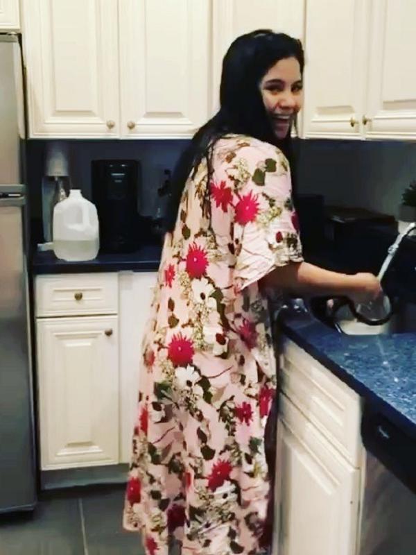 Annisa Pohan ikut meramaikan Until Tomorrow Challenge dengan mengunggah video sedang menyanyi (Dok.Instagram/@annisayudhoyono/https://www.instagram.com/p/B-SOAFXjMYp/Komarudin)