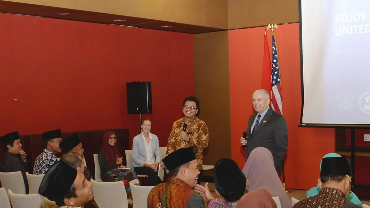 Duta Besar Amerika Serikat Untuk Indonesia Joseph R. Donovan Jr tengah memberikan penjelasan di depan santri asal Garut