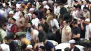 Menteri Agama sekaligus Imam Besar Masjid Istiqlal, Nasaruddin Umar, hadir menjadi penceramah. Tampak dalam foto, umat Muslim saat melaksanakan salat Tarawih perdana Ramadan 1447 Hijriah di Masjid Istiqlal, Jakarta, Rabu 18 Februari 2026. (Kapanlagi.com/Budy Santoso)