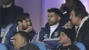 Lionel Messi berbincang dengan rekannya Sergio Aguero (tengah) saat laga uji coba Argentina melawan Italia di Etihad Stadium, Manchester, Inggris, (23/3/2018). Argentina menang 2-0.(Martin Rickett/PA via AP)