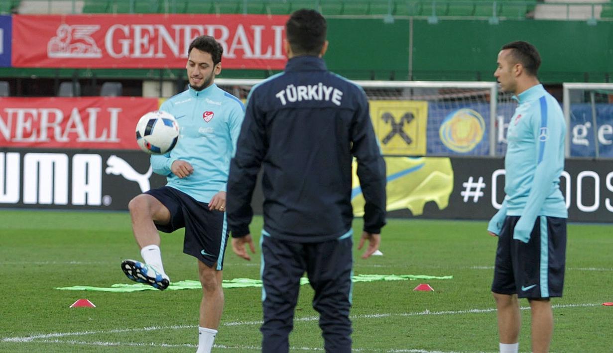 Gelandang asal klub Bayern Leverkusen, Hakan Calhanoglu, memamerkan skillnya dalam mengolah si kulit bundar.  (Bola.com/Reza Khomaini)