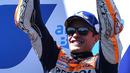 Pembalap Spanyol dari tim Repsol Honda, Marc Marquez merayakan kemenangan di podium usai Grand Prix MotoGP Australia di Sirkuit Phillip Island, Minggu (16/10/2022). Pertarungan ketat terjadi sepanjang balapan, Marc Marquez tak menyangka bisa melesat hingga akhir balapan. (Paul CROCK/AFP)