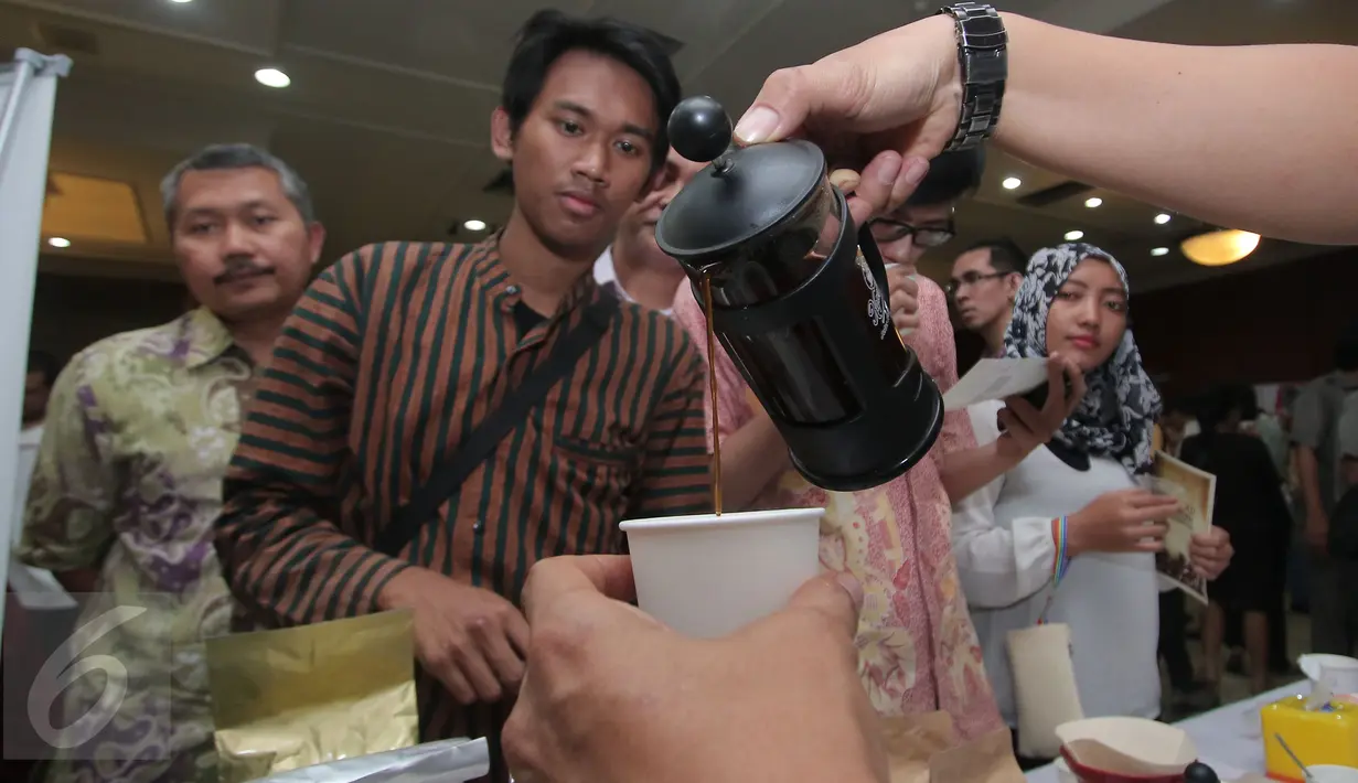 Pengunjung antre untuk mendapatkan kopi gratis di Gedung Kementerian Perindustrian, Jakarta, Kamis (1/10/2015). Acara bagi-bagi kopi gratis ini dalam rangka Pencanangan Hari Kopi Internasional yang jatuh pada tanggal 1 Oktober. (Liputan6.com/Angga Yuniar)
