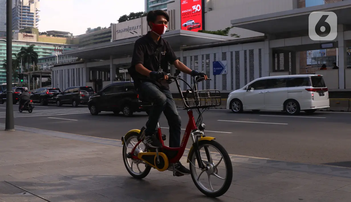 Petugas melakukan pengecekan sepeda untuk layanan bike sharing atau penyewaan sepeda di Kawasan Jakarta, Jumat (3/7/2020). Layanan bike sharing yang bertujuan untuk mengurangi penggunaan kendaraan bermotor ini terbagi dalam 6 titik lokasi di Jakarta. (Liputan6.com/Angga Yuniar)