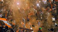 Aksi suporter Persija, Jakmania, saat Persija melawan PS TNI pada lanjutan Grup D Piala Jenderal Sudirman 2015 di Stadion Manahan, Solo, Selasa (15/12/2015). (Bola.com/Nicklas Hanoatubun)