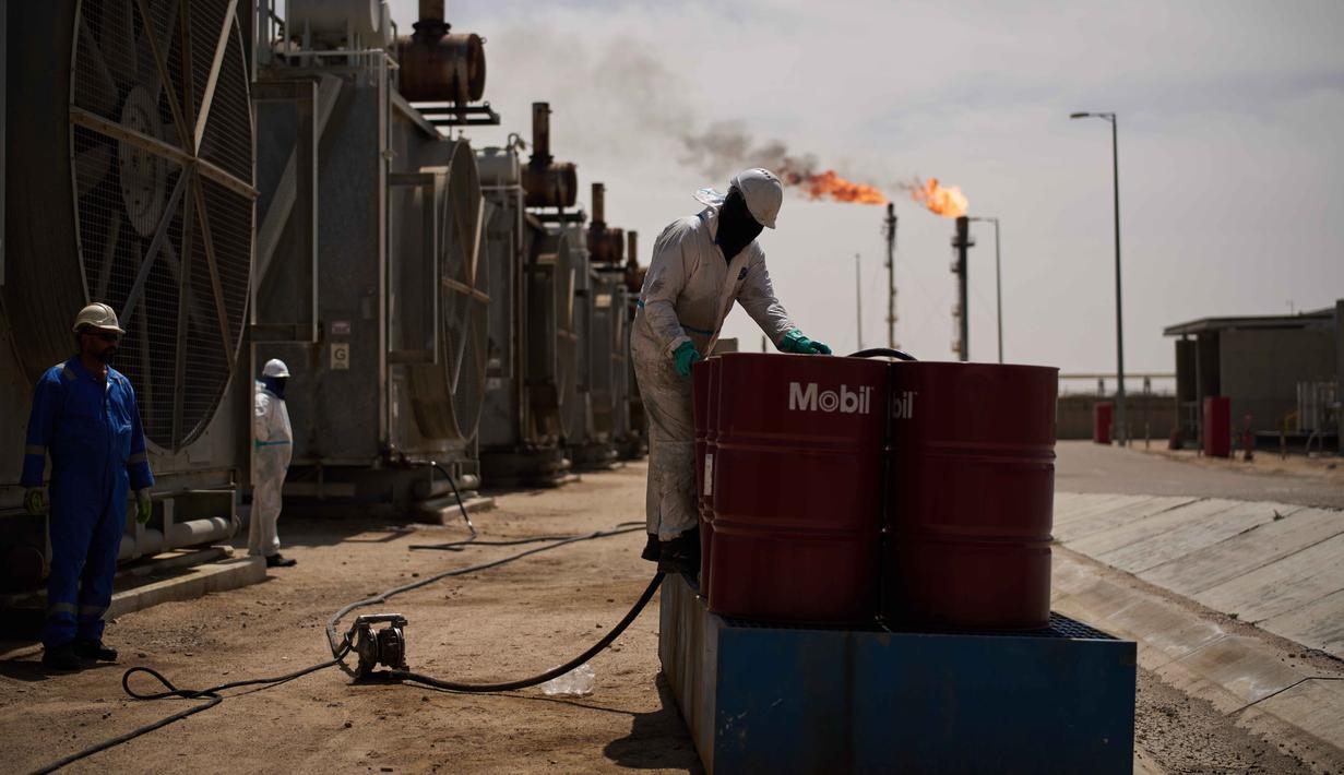 Di sejumlah negara, seperti Amerika Serikat dan Inggris, harga Bahan Bakar Minyak (BBM) mengalami lonjakan yang cukup signifikan. Tampak dalam foto, seorang pekerja mengumpulkan oli mesin saat bekerja di stasiun degassing di ladang minyak Zubair, yang operasinya telah dikurangi karena perang Timur Tengah yang dipicu oleh serangan AS dan Israel terhadap Iran, dekat Basra, Irak, Sabtu, 28 Maret 2026. (AP Photo/Leo Correa)