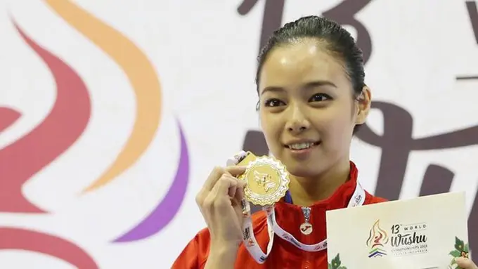 [Bintang] Tak Hanya Atlet Wushu, Lindswell Kwok Juga Punya Olshop!