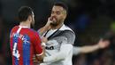 Gelandang Derby County, Tom Huddlestone, bersitegang dengan gelandang Crystal Palace, Luka Milivojevic, pada laga Piala FA di Stadion Selhurst Park, London, Minggu (5/1). Palace kalah 0-1 dari Derby. (AFP/Ian Kington)