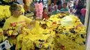 Pramuniaga menata pakaian dalam berwarna kuning yang dijajakan di sebuah toko di Medellin, Kolombia, Kamis (29/12). Sejumlah warga Kolombia berburu pakaian dalam berwarna kuning untuk dipakai saat perayaan tahun baru. (AFP PHOTO/Camilo GIL)