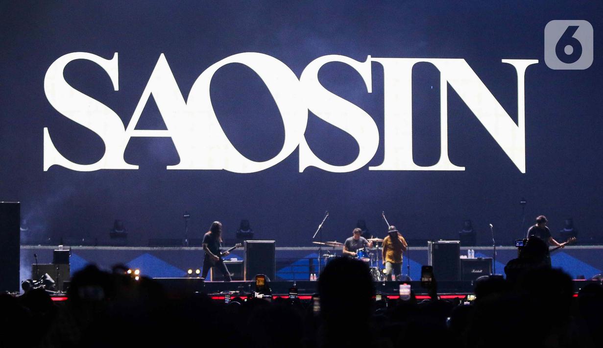 Di akhir penampilan, Saosin membawakan tiga lagu hits mereka, yakni Voices, 7 Years, dan You're Not Alone. (Liputan6.com/Herman Zakharia)