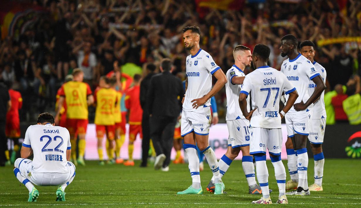 Reaksi kecewa para pemain AJ Auxerre setelah dipastikan terdegradasi usai menghadapi RC Lens pada laga Liga Prancis 2022/2023 di Abbe-Deschamps Stadium, Auxerre (3/6/2023). AJ Auxerre harus terdegradasi dari Ligue-1 karena hanya menempati posisi ke-17 dari 20 kontestan pada akhir musim 2022/2023. Ligue 1 sendiri memiliki regulasi untuk mendegradasi 4 tim terbawah tiap musimnya. AJ Auxerre pernah menjuarai Ligue-1 pada musim 1996/1997. (AFP/Arnaud Finistre)