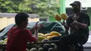 Aktivitas pedagang timun suri di pasar induk Kramat Jati, Jakarta, Sabtu (17/4/2021). Timun Suri menjadi menu saat berbuka puasa dimana para pedagang menjual sekitar Rp 5500 perkilo. (merdeka.com/Imam Buhori)