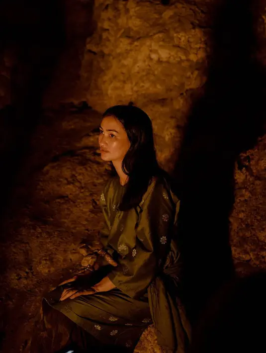 "Saya bingung dengan kata New Normal terkait dengan kehidupan bersosial dan kontak fisik terhadap manusia. Jadi ketika pandemi udah usai namanya apa? No this is not normal, this is just a transition untuk kembali ke kehidupan normal," tulis Atiqah.  (Instagram/Atiqahhasiholan)