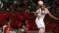 Bek Persija, William Pachecho, membuang bola dari jangkauan pemain Persipura pada laga Torabika Soccer Championship 2016 di Stadion Mandala, Jayapura, Jumat (29/4/2016). (Bola.com/Nicklas Hanoatubun)