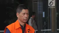 Mantan Kalapas Sukamiskin, Wahid Husen tiba di gedung KPK, Jakarta, Kamis (22/11). Wahid diperiksa terkait menerima hadiah sebagai imbalan pemberian fasilitas mewah napi kasus korupsi di lapas Sukamiskin. (Merdeka.com/Dwi Narwoko)