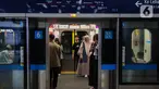 Warga saat menaiki Mass Rapid Transit (MRT) di Stasiun, Bundaran Hotel Indonesia, Jakarta, Jumat (27/12/2024). (Liputan6.com/Angga Yuniar)