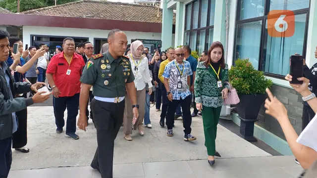 Tim Hotman Paris 911 mendampingi keluarga 3 anggota polisi yang tewas ditembak oleh oknum prajurit TNI aktif ke Denpom Lampung. Foto : (Liputan6.com/Ardi).
