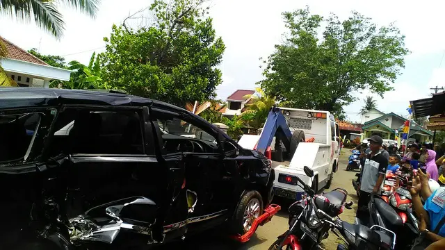 Warga berkerumun usai terjadi kecelakaan di perlintasan sebidang. (Foto: Liputan6.com/KAI Daop 5 PWT/Muhamad Ridlo)