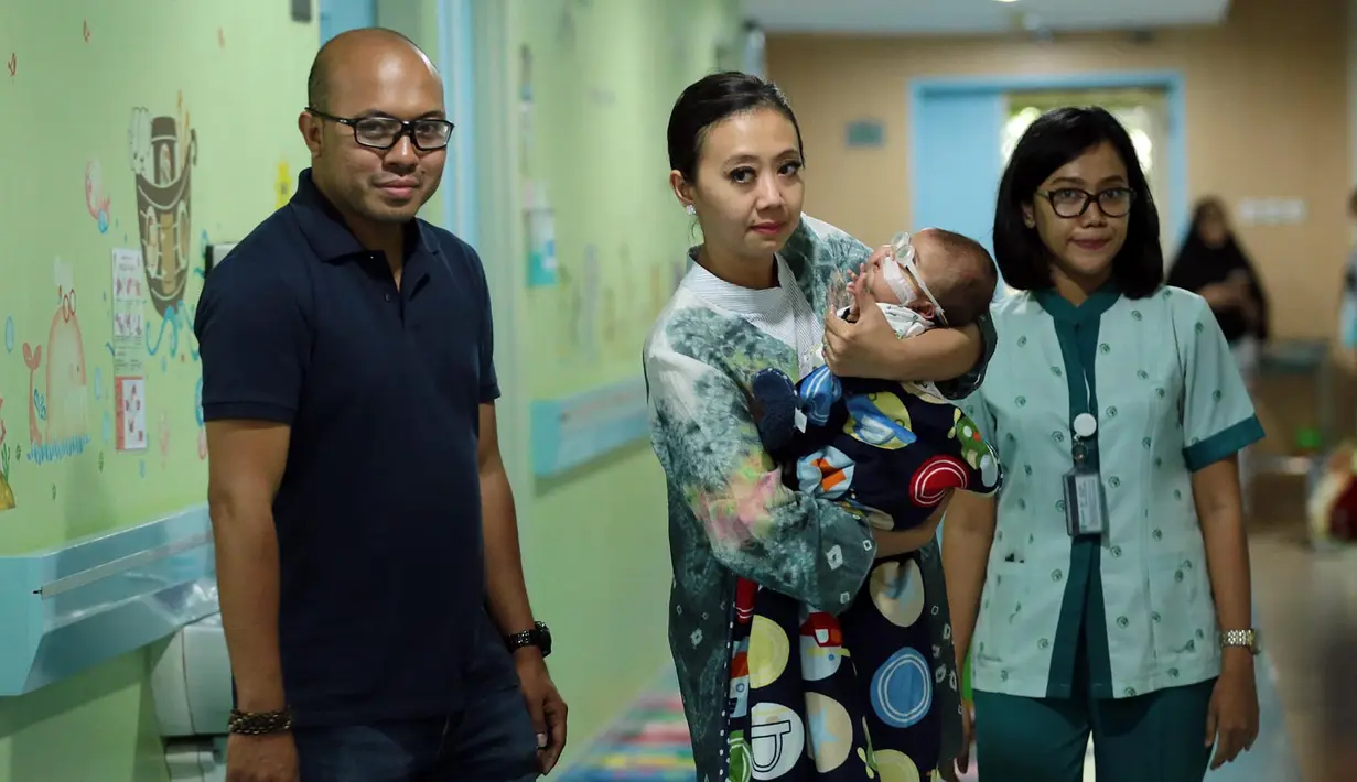 Setelah selesai menjalani operasi kedua matanya, Ibran juga harus bolak-balik menjalani perawatan. Bahakan, Anak berusia lima bulan itu sempat terkena penyakit diare, infeksi saluran kemih, dan sariawan. (Deki Prayoga/Bintang.com)