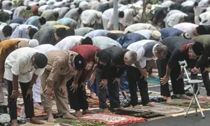 Jemaah Muhammadiyah saat menunaikan Salat Idul Fitri 1444 H di halaman Jakarta International Equestrian Park, Pulomas, Jakarta Timur, Jumat (21/4/2023). (merdeka.com/Iqbal S Nugroho)