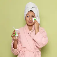 Memiliki kulit sensitif dan kering sering kali jadi tantangan tersendiri. Kulit bisa mudah memerah, terasa perih, hingga muncul ruam ketika terkena produk atau faktor lingkungan tertentu. (foto/dok: freepik/kamranaydinov)