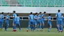 Suasana latihan timnas Uzbekistan pada uji coba lapangan di Stadion Pakansari, Bogor, (26/4/2018). Uzbekistan merupakan salah satu tim yang akan mengikuti ajang PSSI Anniversarry Cup 2018. (Bola.com/Nick Hanoatubun)