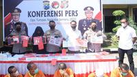 Polres Lamongan mengamankan sejumlah pelaku narkoba. (Dian Kurniawan/Liputan6.com)