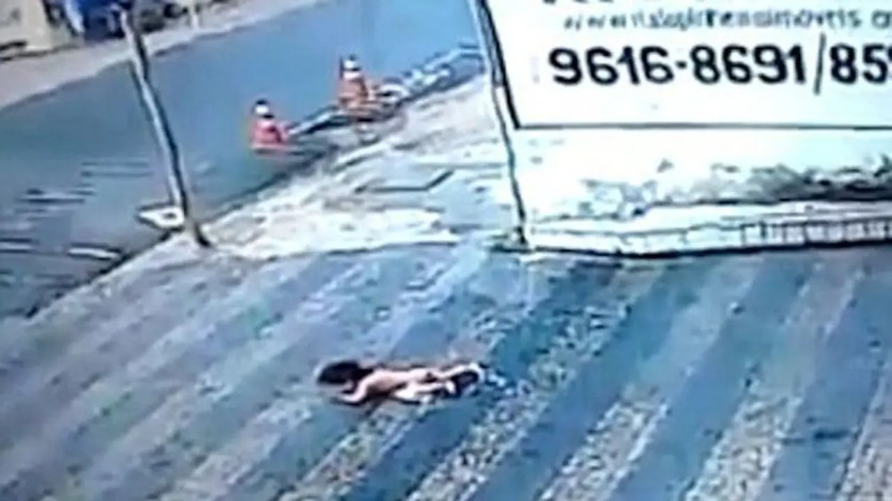 Jatuh dari Lantai Dua, Bocah 'Ajaib' Ini Langsung Berdiri