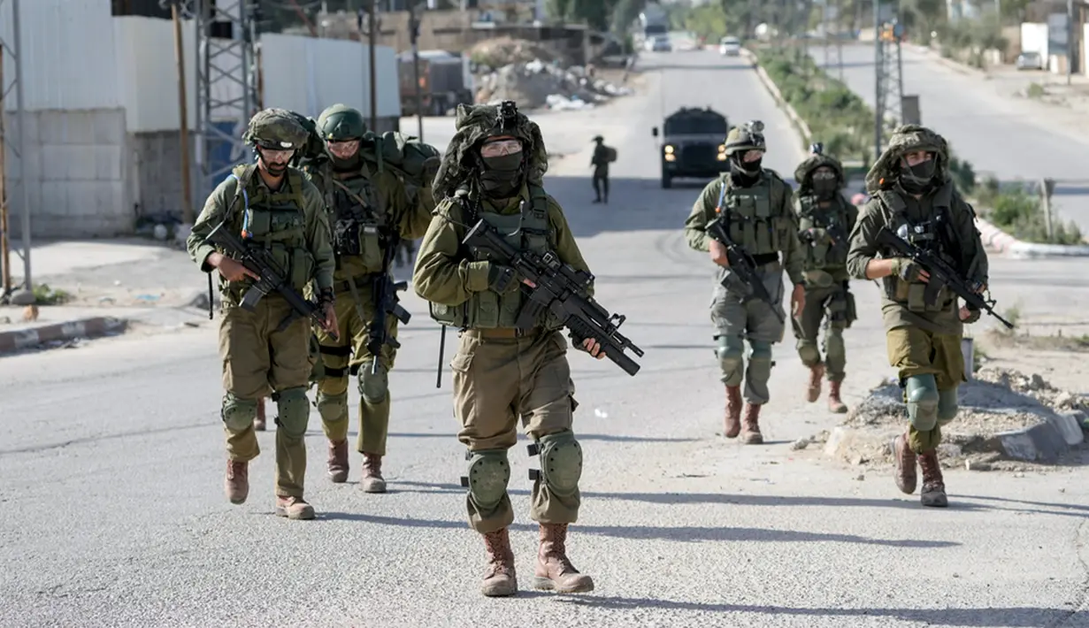 Dari operasi itu, pasukan Israel dilaporkan membunuh Izz Al-Din Mustafa Hafi yang berusia 18 tahun dengan peluru tajam di kepalanya. (AP Photo/Majdi Mohammed)