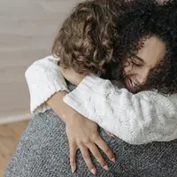Sahabat Fimela, kebiasaan memulai hari dengan pelukan hangat bukan sekadar gestur sederhana, tetapi juga dapat membantu meningkatkan kesejahteraan emosional, meredakan stres, sekaligus mempererat kedekatan dengan orang terkasih. (Sumber: Pexels).