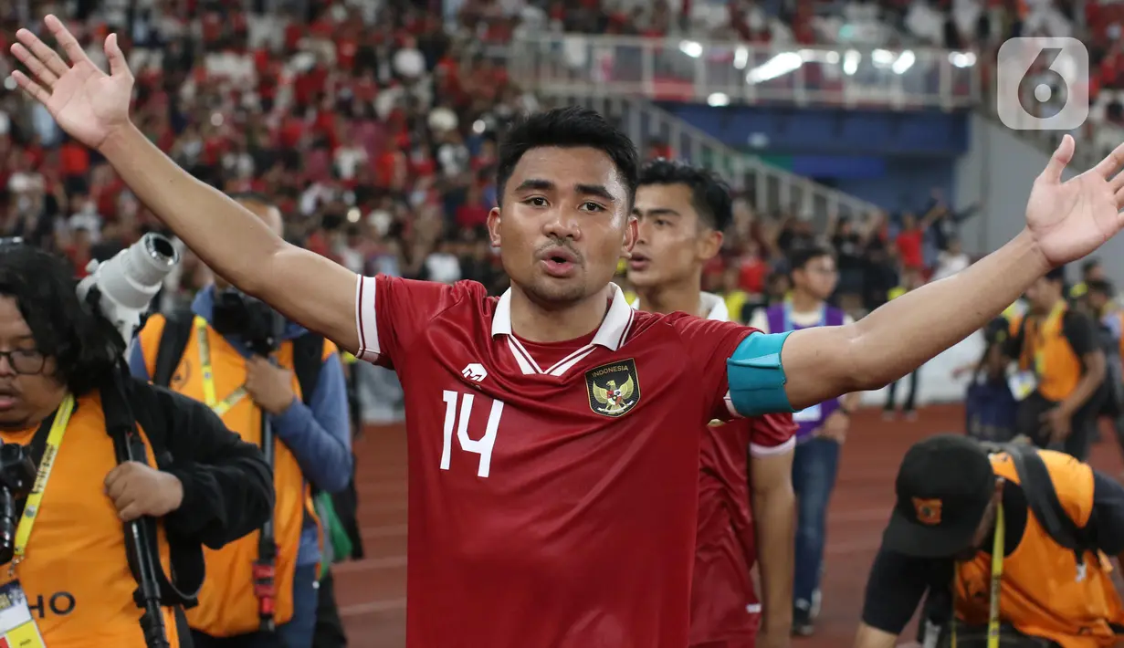 Pada injury time, Alejandro Garnacho menguji refleks Ernando Ari. Laga berakhir dengan Argentina menang 2-0. (Liputan6.com/Helmi Fithriansyah)