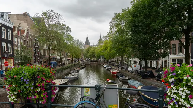 Ilustrasi Amsterdam, Belanda, yang menempati peringkat kelima dalam daftar 10 kota paling ramah di dunia 2026.