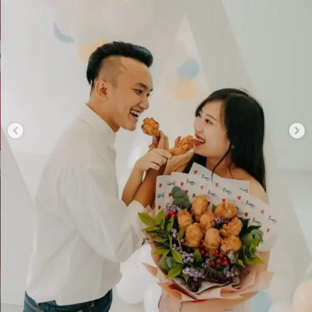 10 Tahun Pacaran, Pria Lamar Kekasihnya dengan Buket Ayam Goreng KFC