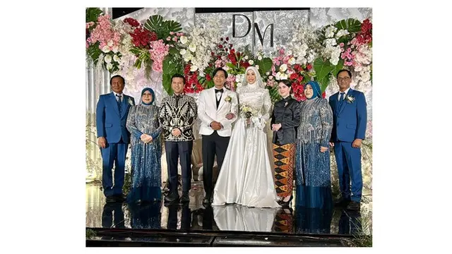 6 Potret Arumi Bachsin di Pernikahan Megawati Hangestri, Berkebaya Satin Memukau