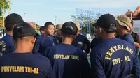 Para penyelam berkoordinasi sebelum melakukan penyelaman untuk mencari dan mengevakuasi para korban pesawat AirAsia QZ8501. (Liputan6.com/Herman Zakharia)