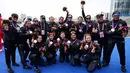 Peraih medali perak tim perahu naga putri Indonesia berpose saat upacara penganugerahan Women's Dragon Boat 500m Asian Games ke-19 di Wenzhou Dragon Boat Center, Wenzhou, China, Wenzhou, Kamis (5/102023). Tim perahu naga Indonesia mempersembahkan medali perak Asian Games 2023 dari nomor Dragon Boat 500m putra dan putri. (AP Photo/Eugene Hoshiko)