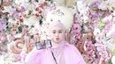 Jika ingin tampil kasual saat hari Valentine, bisa mencontek gaya Lesti Kejora ini. Ia mengenakan kemeja oversize pink dengan inner dan kerudung warna pink yang lebih soft. Cukup padukan dengan denim dan handbag hitam.  (@lestykejora)