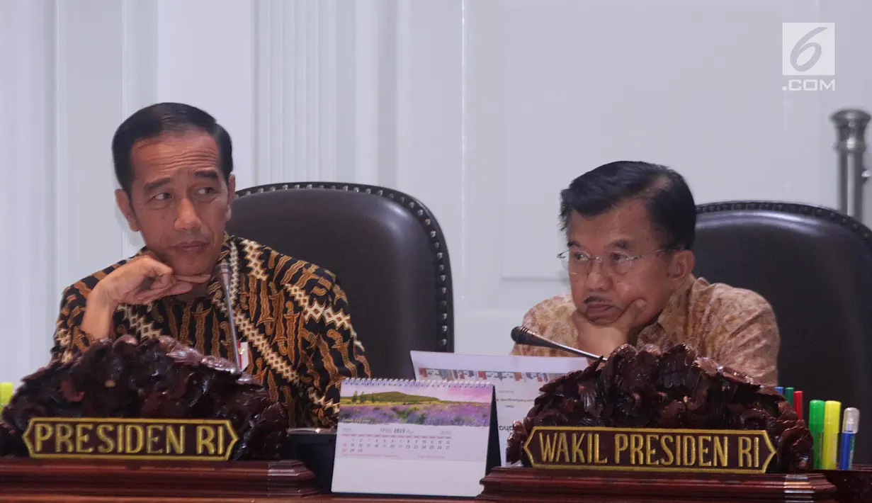 Ekspresi Presiden Joko Widodo (kiri) dan Wapres Jusuf Kalla saat memimpin rapat terbatas di Kantor Presiden, Jakarta, Senin (29/4/2019). Rapat dihadiri Kepala Bappenas Bambang Brodjonegoro, Mendag Enggartiasto Lukita, Menko Polhukam Wiranto, dan Menhan Ryamizard Ryacudu. (Liputan6.com/HO/Radi)