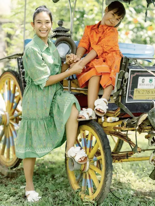 Sama-sama mengenakan dress, Happy Salma dengan dress hijau bermotif. Sedangkan sang putri begitu manis dengan dress orangenya.  @happysalma