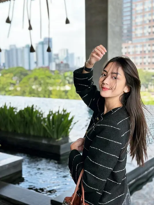 Ririn Dwi Ariyanti dengan busana lengan panjang berwarna hitam. Ia terlihat menawan dengan rambut yang digerai [Instagram/ririndwiariyanti]