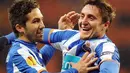 Winger FC Porto Cristian Rodriguez (kanan) mendapat selamat dari rekannya Joao Moutinho usai mencetak gol ke gawang Spartak Moscow di leg kedua perempat final UEFA Europa League di Luzhniki Stadium, 14 April 2011. AFP PHOTO / ALEXANDER NEMENOV 