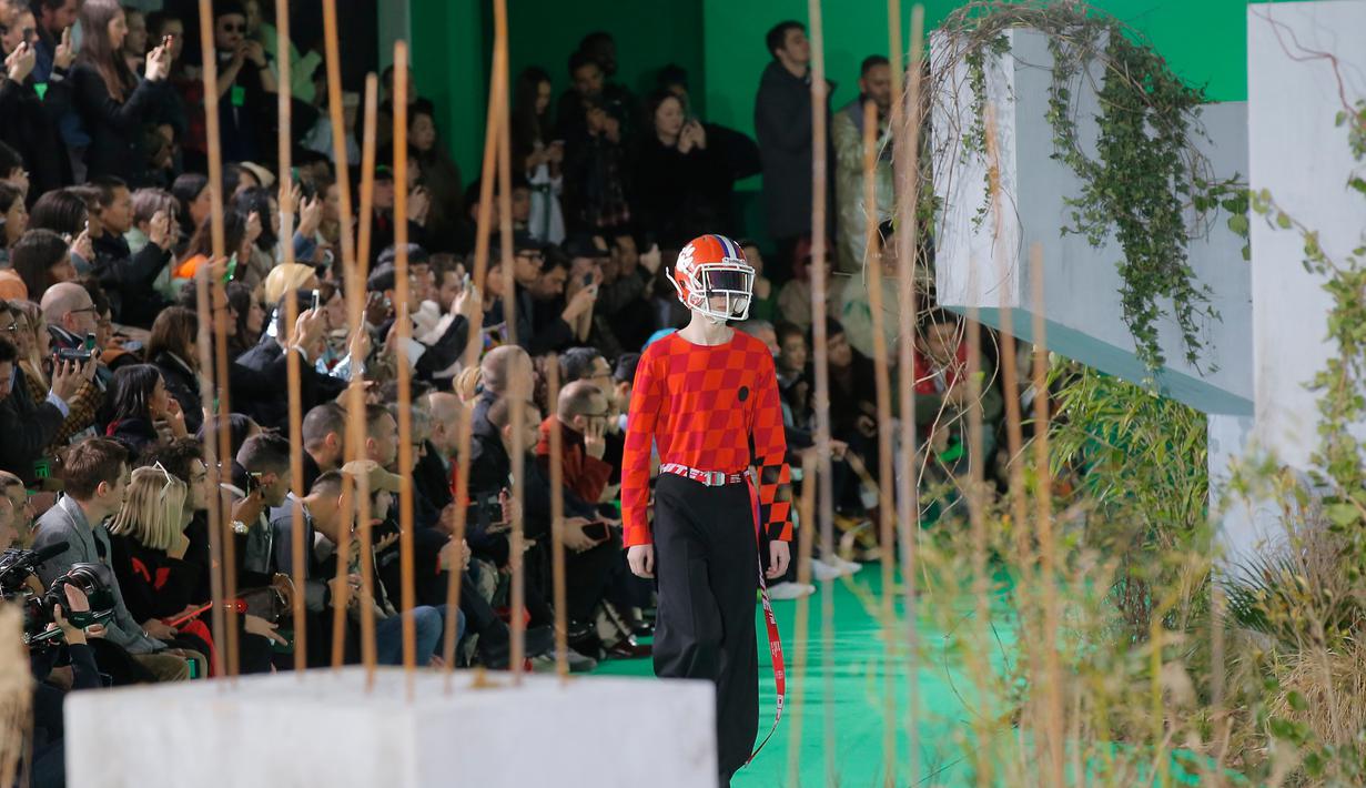 Foto Ada Model Pakai Helm Saat Tampil Di Catwalk Lifestyle Liputan6 Com