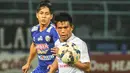 Pemain Bali United, Sandy Sute berebut bola dengan bek Arema Cronus, Purwaka Yudi pada laga perempat final Piala Presiden di Stadion Kanjuruhan, Malang, Sabtu (19/9/2015). (Bola.com/Kevin Setiawan))