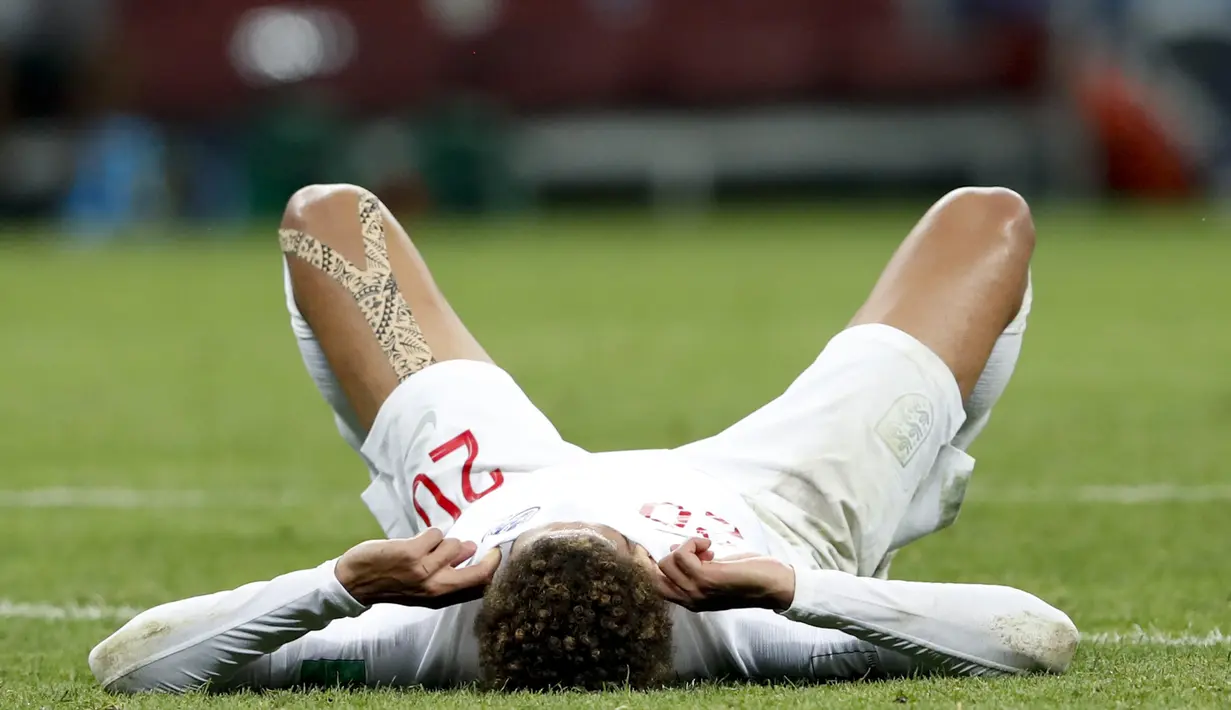 Gelandang Inggris, Dele Alli, tampak kecewa usai dikalahkan Kroasia pada laga semifinal Piala Dunia di Stadion Luzhniki, Moskow, Rabu (11/7/2018). Inggris kalah 1-2 dari Kroasia. (AP/Rebecca Blackwell)