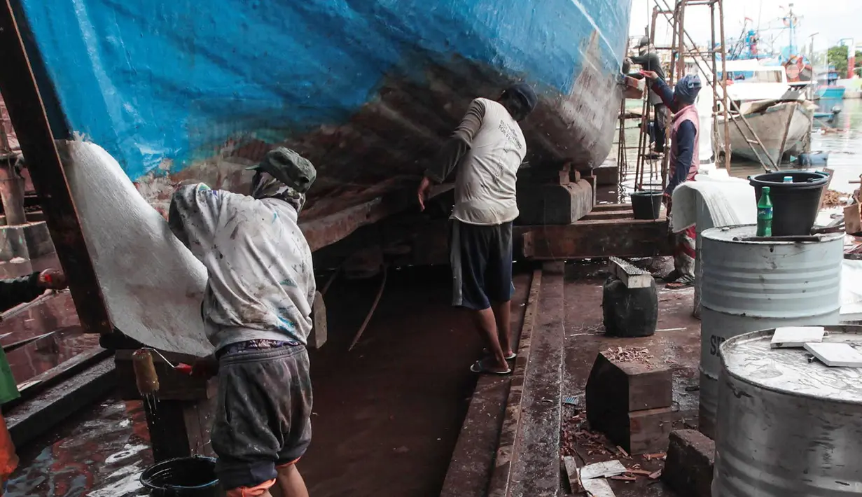 FOTO: Mengintip Perbaikan Kapal Nelayan di Masa Pandemi COVID-19 - Foto