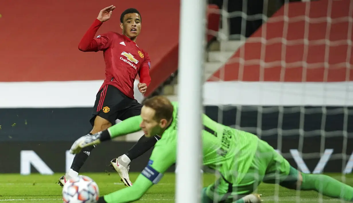 Pemain Manchester United Mason Greenwood (kiri) mencetak gol ke gawang RB Leipzig pada pertandingan Grup H Liga Champions di Stadion Old Trafford, Manchester, Inggris, Rabu (28/10/2020. Manchester United menang 5-0, Marcus Rashford cetak hattrick. (AP Photo/Dave Thompson)